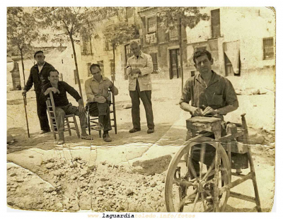 El afilador en la Glorieta
En la foto, de izquierda a derecha: el tío Morito, José María Tejero, Eugenio González, Gregorio Zamorano y Angelín Casta
[url=http://www.laguardiatoledo.info/fotos/displayimage.php?pos=-3602][color=blue][b][i]Sonido del afilador[/color][/i][/b][/url]
