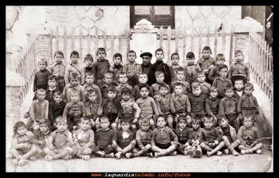 El maestro y los niños
El maestro Don Domingo “el sordo” con los niños de su clase. Año 1940.
Palabras clave: maestro  niños