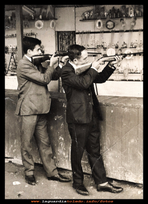 El tiro
Caseta de tiro, 1965.
Julián Pedraza y Daniel Ballesteros. 

Palabras clave: Caseta de tiro