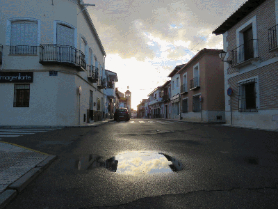 El cielo en la tierra. Las nubes en la puesta de sol reflejadas en los charcos. 30-4-2017
