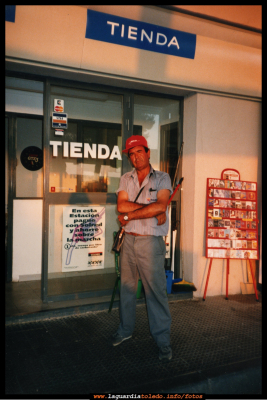 Toda una vida dedicada a la gasolinera de El Llano.
Ángel Torralba en un día de trabajo en la gasolinera de El Llano.
EL CURSO DE LA VIDA: < Los trabajos y oficios
Palabras clave: angel torralba gasolinera el llano