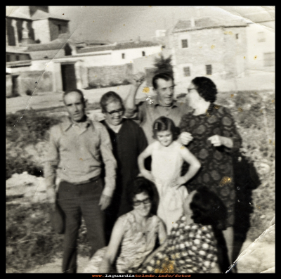 En el castillo
Vistas de las Cercas del Cura, foto tomada desde el castillo.
Santos puerta, Casimira del Castillo, Joaquín Perea, Vitoriana Muñoz, la niña Gema Fernández, y abajo Emilia Tacero y Alejandra (1979)
LOS GUARDIOLOS EN PLURAL: < Otras cuadrillas

Palabras clave: Vistas de las Cercas del Cura