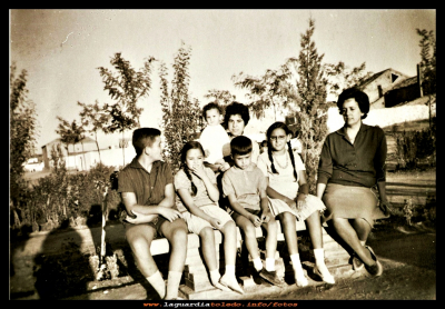 En el jardín
Año 1963, Luisa Labrador con sus hijos, sobrinos y la niñera Emilia Rojo, en el Jardín.
Palabras clave: Año 1963 el Jardín