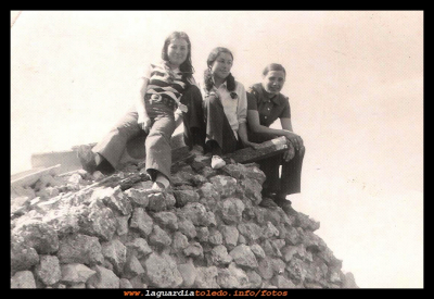 en el tejao
Marina Guzmán, Doro Sánchez y Juli Orgaz, en lo alto de la cueva que había en  la huerta de los (pintaos) año 1969.
EL CURSO DE LA VIDA: La juventud y los amigos
Palabras clave:  la cueva  huerta de los (pintaos)