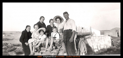 en la era
Año 1953,  la familia Mora Aranda pasando una tarde en la era.
Vemos a la izquierda de la foto los haces de mies.

Palabras clave: familia Mora Aranda la era