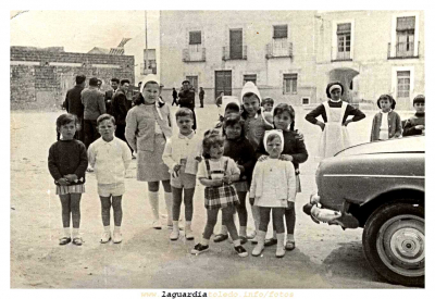 De paseo por la plaza
Rafael de la Mata  " Rafi Mata" el segundo por la izquierda  con algunos de sus hermanos y amigos  en la plaza de La Guardia bajo la atenta mirada de su "chacha" años 60 
Palabras clave: Rafael de la Mata Rafi Mata plaza