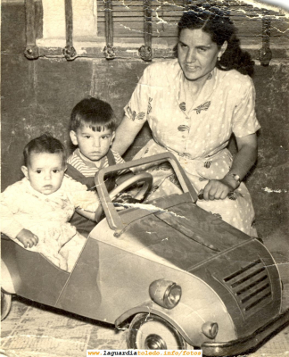 En las fiestas. En la foto, Manola y sus hijos Manolo y Mamen
