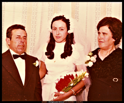 BODA
Boda de Encarni del Castillo, con su padre Anastasio y su madre Juana. 1974.
  
Palabras clave: Boda  Encarni 