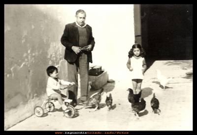 Entre gallinas
¡¡Qué tiempos, donde las gallinas andaban  a sus anchas por el corral!!
En la foto, José García (el tío Pepe, el panadero) con sus nietos: Consuelo y Juan Francisco.
Año 1971.
EL CURSO DE LA VIDA: < Las familias
Palabras clave:  el tío Pepe, el panadero