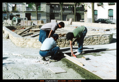 escuela taller
Obras en la Glorieta,  alumnos de la escuela taller, Juan Francisco Santiago Orgaz, y su maestro Alfonso Roncero.
LOS ESCENARIOS DE LA VIDA: Los Barrios. La Glorieta
Palabras clave: alumnos de la escuela taller
