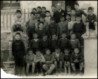La escuela
Sobre el año 1950. Don Asurio el maestro, y los niños entre otros José Luis Zamorano Labrador y Enrique de Mora Labrador.
Palabras clave: escuela don asurio zamorano
