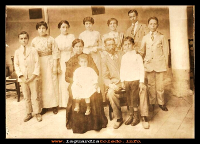 La gran familia
Familia González Martín-Rubio.
Fausto González Hijosa y su mujer, Demetria Martín-Rubio Puerta, con sus hijos Fausto, María, Nieves, Rosario, Ángeles, Aurelio, Víctor Manuel, Pepe y Pilar. Año 1904

Palabras clave: Familia González Martín-Rubio