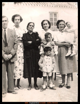 Familia Dones
Año 1952. foto de familia, Alejandro Dones, Encarna Peláez, Margarita Dones, Gerarda Pasamontes, la niña su hija Margarita dones Pasamontes, los niños, Martin Dones y Ángel Dones Pasamontes
EL CURSO DE LA VIDA: < Las familias
Palabras clave: foto de familia