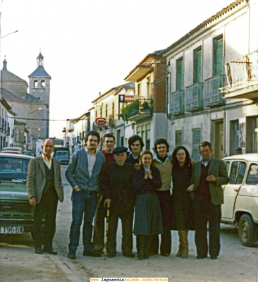 La familia de Angelín y Manola. Años 70
Podemos ver en la foto al tío Angel "Codos" con su tradicional indumentaria. Su imágen es un grato recuerdo de la infancia de los integrantes de Proyecto Tupi. Muchas gracias a su nieta Mamen por habernos cedido una gran colección de fotos antiguas que iremos publicando durante estos días y de la que ya habéis podido ver alguna muestra. En agradecimiento hemos creado un album específico para tener agrupadas dichas fotos.
