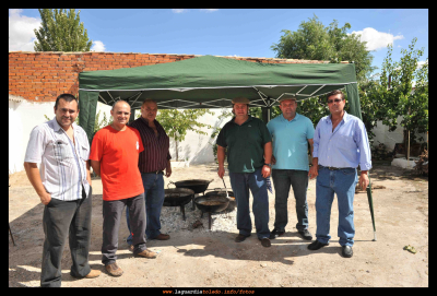 Familiares y amigos de la reina y las damas preparando el aperitivo ofrecido en las fiestas 2010.
Palabras clave: fiestas 2010 amigos reina y damas