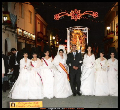 Fiestas 2008
Fiestas 2008. Procesión del Sato Niño.
Rocío Roncero, Estela Tacero, Mª Angeles León, Rita Fernández, Mario Fernández, Pilar Aguilar, Mª Elvira Espada y Gema Mª Lázaro (25-9-2008)
Palabras clave: Fiestas Procesión Sato Niño