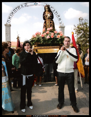 Fiestas 2008
 Rita Fernández, reina 2008, y Mario Fernández Mantenedor, alzando del Santo Niño en el retorno a su ermita. (27-9-2008)
Palabras clave:  reina  Mantenedor Santo Niño  ermita