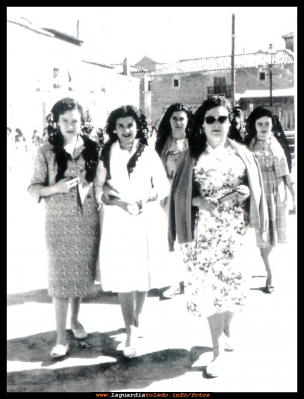 Fiestas
Vitor Potenciano, Lola Guzmán y Angelita Potenciano.
Paseando por la plaza, en las fiestas del año 1956.
Palabras clave: Paseando por la plaza fiestas del año 1956