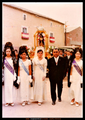 Fiestas 1970
Procesión del Sto. Niño a su paso por la plaza Mayor.
En la foto: Manoli Oliva, Asun Lopez, Margarita Labrador, Pedro Moya y Pili Tacero.
Palabras clave: Fiestas 1970