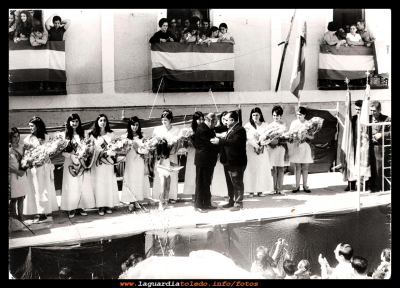 Fiestas 1970
El día 24 de Septiembre hace 41 años que se hizo esta fotografía, hoy en el 2011 seguimos con la misma ilusión, esperando este día tan especial, el de la coronación de la reina, con su cohorte de damas.

De izquierda a derecha:
Marina Guzmán dama saliente del año anterior 1969 (siendo este el primer año que se instauro este evento en las fiestas de La Guardia, junto al concurso de carrozas) le sigue Ino Peláez, reina saliente, Paca Tacero, Manoli Oliva, Asun Peláez,(damas entrantes) Margarita Labrador, (reina entrante) Pili Tacero, Juani Guzmán, Mª Antonia Garcia, y a continuación las damas salientes Juli Santiago y Vicenta Orgaz. 
Los mantenedores:
Saliente D. Julián Hernández, el entrante D. Pedro Moya.

Palabras clave:  24 de Septiembre