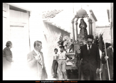 Fiestas 1977
El Sto. Niño llegando a la ermita de Jesús, en la foto se ve a la tía María Jesús en la puerta de su casa, al lado, el tío Casimiro (el ocho)  el chico que tira de la carroza  es José Vicente Alberca. Fiestas 1977. 
FIESTAS, CELEBRACIONES Y TRADICIONES: Fiestas patronales 1977
Palabras clave: El Sto. Niño  ermita de Jesús