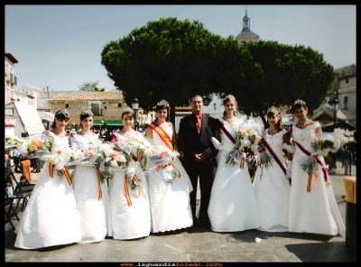 Rita y su corte de honor
Corte de honor de las  fiestas 2008, reina Rita Fernández, mantenedor Mario Fernández, las damas Estela Tacero, Pilar Aguilar, Mª Ángeles León, Mª Elvira Espada, Rocío Roncero y Gema Mª Lozáno.
Palabras clave: fiestas 2008 reina 