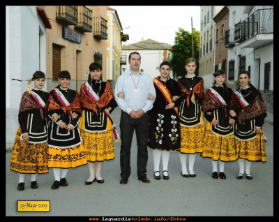 fiestas Castilla la Mancha
Damas, reina y mantenedor del año 2008, en las fiestas de  CASTILLA LA MANCHA 2009.
Roció Roncero Alvarez, Estela Tacero Cabello, Mª Angeles León  Cabiedas, Mario Fernández Mascaraque, Rita Fernández García, Pilar Aguilar Cabiedas, Mª Elvira Espada, Gema Mª Lozano Tacero.   

Palabras clave: fiestas de  CASTILLA LA MANCHA 2009