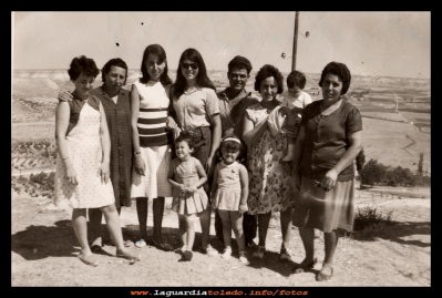 Foto de familia
Cercas del Norte, año 1967. Foto de familia: Carmen Mascaraque Orgaz, Angeles Orgaz, Carmen Orgaz, Georgetta Mascaraque Orgaz, Domingo Fernández, Eugenia Potenciano, Angel Luis Fernández,  Teodosia del Castillo.
Abajo las niñas: Yoli y Mª Geles.

Esta fotografía va dedicada a Carmen Mascaraque Orgaz, una guardiola por el mundo.
Que como ella misma nos escribió en el libro de visitas, no tenía 9 años, cuando se fue de La Guardia a Francia.
El CURSO DE LA VIDA: < Las familias

Palabras clave: Foto de familia dedicada a Carmen Mascaraque Orgaz Cercas del Norte