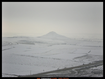 Enero 2009
Vestida de blanco.Fotografía tomada en Enero del 2009, solo es por ver el cerro de la Atalaya vestido de blanco, que con el otoño e invierno que llevamos, no es solo que no nieva, sino que ni llueve, ni hace frío. Navidad 2015.
Que la foto sirva de rogativa y…QUE  LLUEVA, QUE  LLUEVA…    

Palabras clave: la Atalaya
