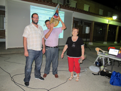 Ganadores del bingo en la tercera edición del festival Tradiciones al Fresco 2012.
Esteban y Santi se llevaron el jamón a casa, como premio del bingo.
Palabras clave: bingo premio jamon esteban tradiciones al fresco