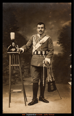 Bienvenido del Berro
Bienvenido del Cerro Martínez, durante su servicio militar en Caballería de Aranjuez.
Es tío de Vicenta, la de Pedro Manolo, viuda de Agapito Mora.
EL CURSO DE LA VIDA: La mili
Palabras clave: Bienvenido del Berro, mili, aranjuez, caballeria
