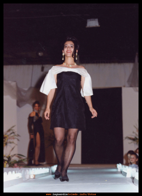 Pase de modelos año 2003
Mª del Mar García desfilando en un pase de modelos organizado por la Asociación La Rosaleda en el año 2003
ASOCIACIONES CULTURALES: < Asociación de mujeres 'La Rosaleda'
