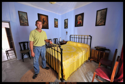 Reportaje fotográfico en la casa de la abuela de Enrique Peláez Domínguez (5)
Abuelo : Gregorio Domínguez Orgaz “El Mandrullo”.
Abuela : Enriqueta Huete Tejero Hija del Tío Antonio “El Napo”.
Dirección C/Villeta Nº 30 La Guardia (Toledo).
Enrique nos abre la casa de sus abuelos en la Villeta la calle más antigua de La Guardia. 
Esta casa la compró Gregorio , en 1925, por la cantidad de 1500 reales.
Todos los años Enrique tiene que realizar labores de encalado y limpieza para su conservación . Nos cometa que es su pasión realizar la labor de mantener la casa de sus antepasados.
Ahora está deshabitada, pero en perfectas condiciones como podéis ver en el reportaje fotográfico que hemos realizado. 
Desde “Proyecto Tupi” le damos las gracias y animamos a las personas, que tengan un patrimonio parecido, a su conservación.
LOS ECENARIOS DE LA VIDA: Los Barrios. < La Villeta

Palabras clave: casa enrique villeta
