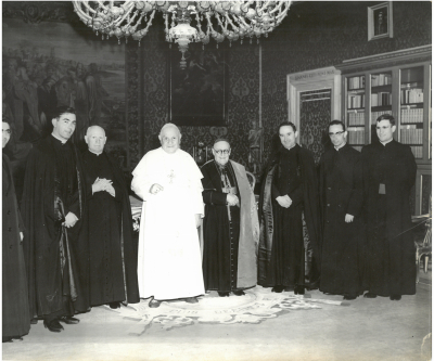 José Mª de Mora en la audiencia del Papa Juan XXIII
José María de Mora Ontalva estuvo en Roma becado en el colegio Español entre 1958 y 1964 y de ahí la foto en la que aparece con Juan XXII, coincidiendo con el comienzo del Concilio Vaticano II.

Palabras clave: José Mª de Mora con el Papa Juan XXIII