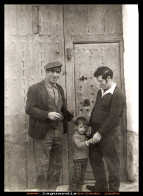 TRES GENERACIONES
Foto familiar del abuelo Julián Guzmán Orgaz, mi padre Manuel Eulogio  Sánchez Goñi  y mi hermano Manuel Sánchez Guzmán .Están  delante de la puerta de mi abuelo paterno  Francisco Sánchez Guzmán  (de  la familia los silleros). Tomada a mediados de los años 70.
Palabras clave: Foto familiar