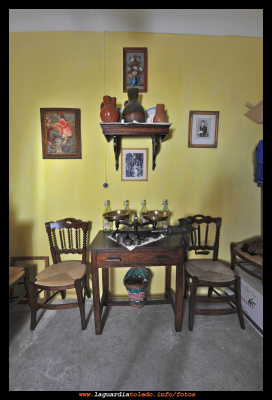 Reportaje fotográfico en la casa de la abuela de Enrique Peláez Domínguez (9)
Abuelo : Gregorio Domínguez  Orgaz  “El Mandrullo”.
Abuela :  Enriqueta Huete Tejero  Hija del  Tío Antonio   “El Napo”.
Dirección  C/Villeta Nº  30  La Guardia (Toledo).
Enrique nos abre la casa de sus abuelos en la Villeta la calle más antigua de La Guardia.  
Esta casa la compró Gregorio , en 1925, por la cantidad de 1500 reales.
Todos los años Enrique tiene que realizar labores de encalado y limpieza para su conservación . Nos cometa que es su pasión realizar la labor de mantener la casa de sus antepasados.
 Ahora está deshabitada,  pero  en perfectas condiciones como podéis ver en el reportaje fotográfico que hemos realizado. 
Desde  “Proyecto Tupi” le damos las gracias y animamos a las personas, que tengan un patrimonio parecido, a su conservación.

Palabras clave: casa enrique villeta