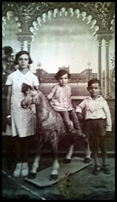Hermanos Villarreal Potenciano
En las fiestas de La Guardia, Juan Villarreal con dos de sus hermanas
