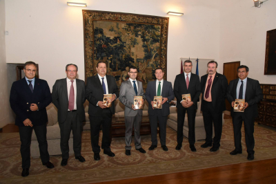 Acto de presentación del libro "Bandoleros"
El presidente de Castilla-La Mancha, Emiliano García-Page Sánchez, en el acto de presentación de la novela ‘Bandoleros’ de nuestro alcalde, Francisco Javier Pasamontes Orgaz. 14-11-17
Palabras clave: Bandoleros Javier Pasamontes