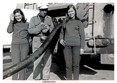 La gasolinera del LLano en La Guardia, repostando con el camión de reparto de combustible
En la foto, , Angelín, Milagros y Lourdes
