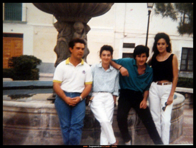 Amigos en la plaza
José, Susana, Antonio y Gema
Palabras clave: amigos plaza