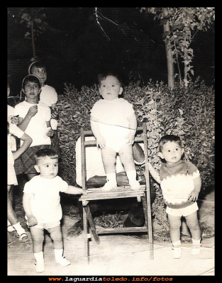 De niños
Juan José Huete “cacha” Juan Cristóbal Huete “clarín” y José Pedraza (el del molino) en el jardín 1966.   
Palabras clave: el jardín 1966
