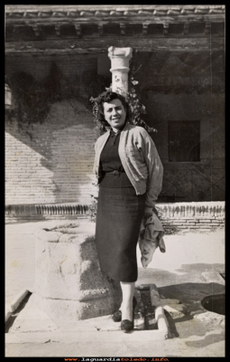 MAESTRA
Dª Sagrario, maestra en La Guardia, por  los años 50. 
Palabras clave: Dª Sagrario  maestra
