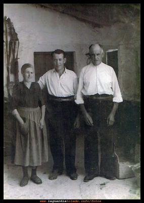Teresa, Ángel y José
Teresa, Angel  "Tomasón"  y  José "el Cartero"  año 1951
Palabras clave: Teresa, Angel  "Tomasón"  y  José "el Cartero"  año 1951