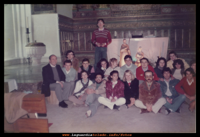 jovenes
Jóvenes guardiolos y D. Marcelino, (párroco del pueblo de la época) posando delante del Belén, en el altar mayor  de la parroquia.
Navidad 1985.
Palabras clave: Jóvenes guardiolos Navidad 1985.