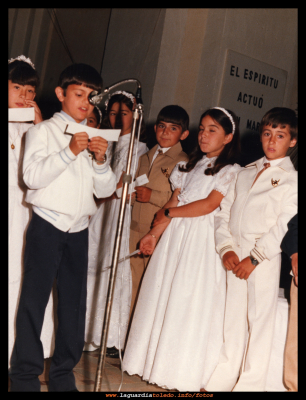 Comuniones 1983
En la foto: A la izquierda Juán Ángel Torralba (el que lee), Azucena Martín-Rubio trás él. A la derecha: Tere, Chule, Montse y Cristóbal.
EL CURSO DE LA VIDA: Comuniones y confirmaciones
Palabras clave: comunión, Juán Ángel, 1983