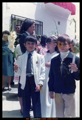 Corpus 1983
2 de Junio de 1983. Aquel año coincidió el día de las comuniones con el del Corpus y tras la ceremonia de la Comunión, todos los niños salimos en procesión.
En la foto Juán Ángel Torralba, Santiago Huerta, Azucena Martín-Rubio y Sor Herme.
Palabras clave: comuniones 1983
