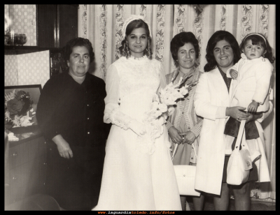 Boda de Goyi Tacero, 1972
Juana Hernández, Goyi Tacero, Presen Huete, Marina Huete y la niña, Mª Carmen Torralba
Palabras clave: boda Goyi Tacero