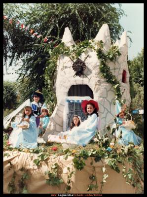Carroza de "La bella durmiente". Fiestas 1981
Un príncipe muy bien acompañado. Esta carroza obtuvo un 2º premio.
FIESTAS, CELEBRACIONES Y TRADICIONES: < Fiestas patronales 1981
Palabras clave: carrozas, fiestas 1983, juan angel, principe, princesas
