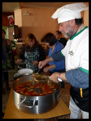 Repartiendo las judías
Listas para comer...
Festival gastronómico de Proyecto Tupi. Judías con matanza.22-3-14
Palabras clave: judias