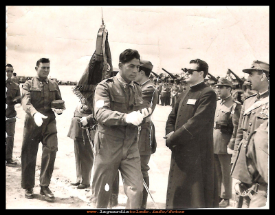 Jurando bandera
Eugenio Orgaz “el regaor” jurando banderas en 1958.
Palabras clave: jurando banderas 